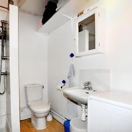 4 Bedroom Cozy In Palau-del-Vidre
