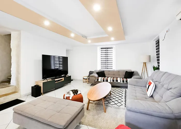4 Bedroom Cozy In Holiday home *
