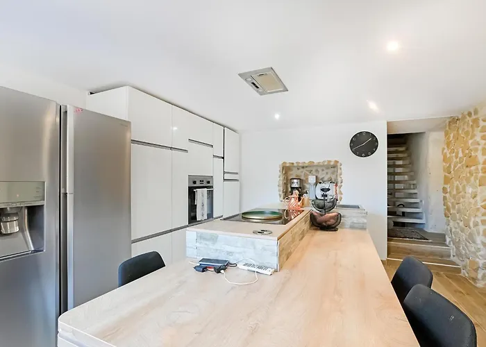 4 Bedroom Cozy In Holiday home *